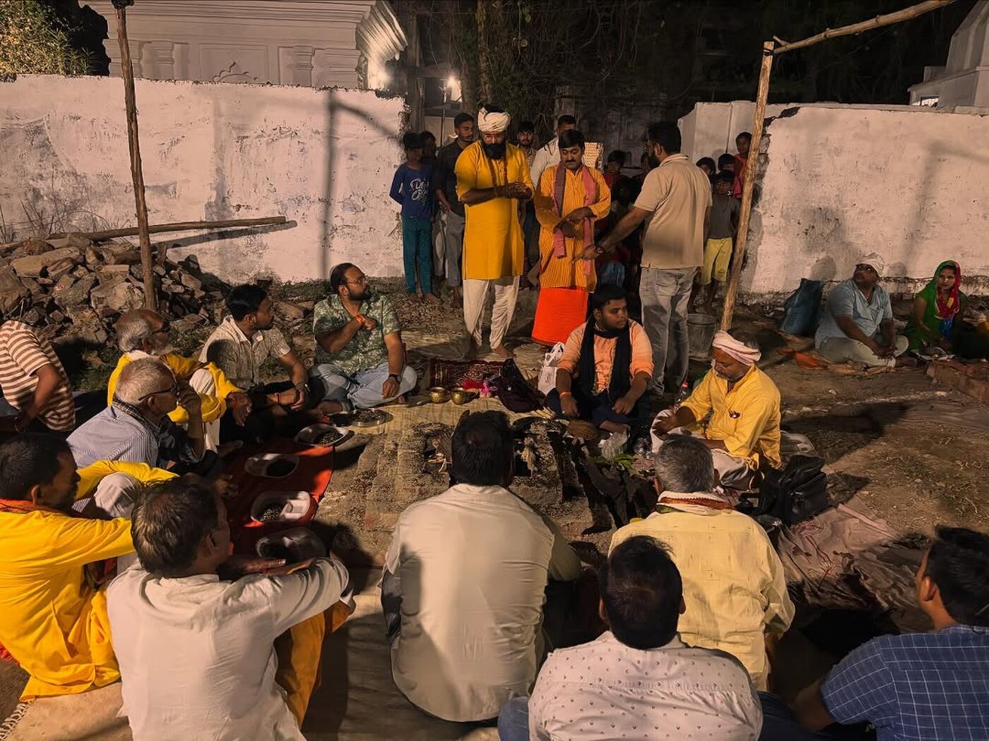 भूत शुद्धि केंद्र — रात्रि अनुष्ठान में एकत्रित समाज, माँ काली व महाकाल के संरक्षण में